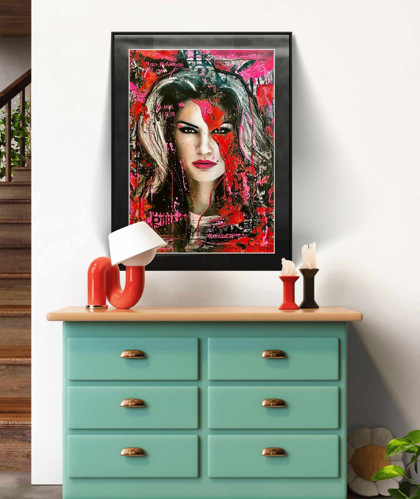 Popart av den populære kunstneren Fru Bugge. Her ser du trykket Cindy i miljø. Vi formidler store malerier og originaler av Fru Bugge og andre kunstnere