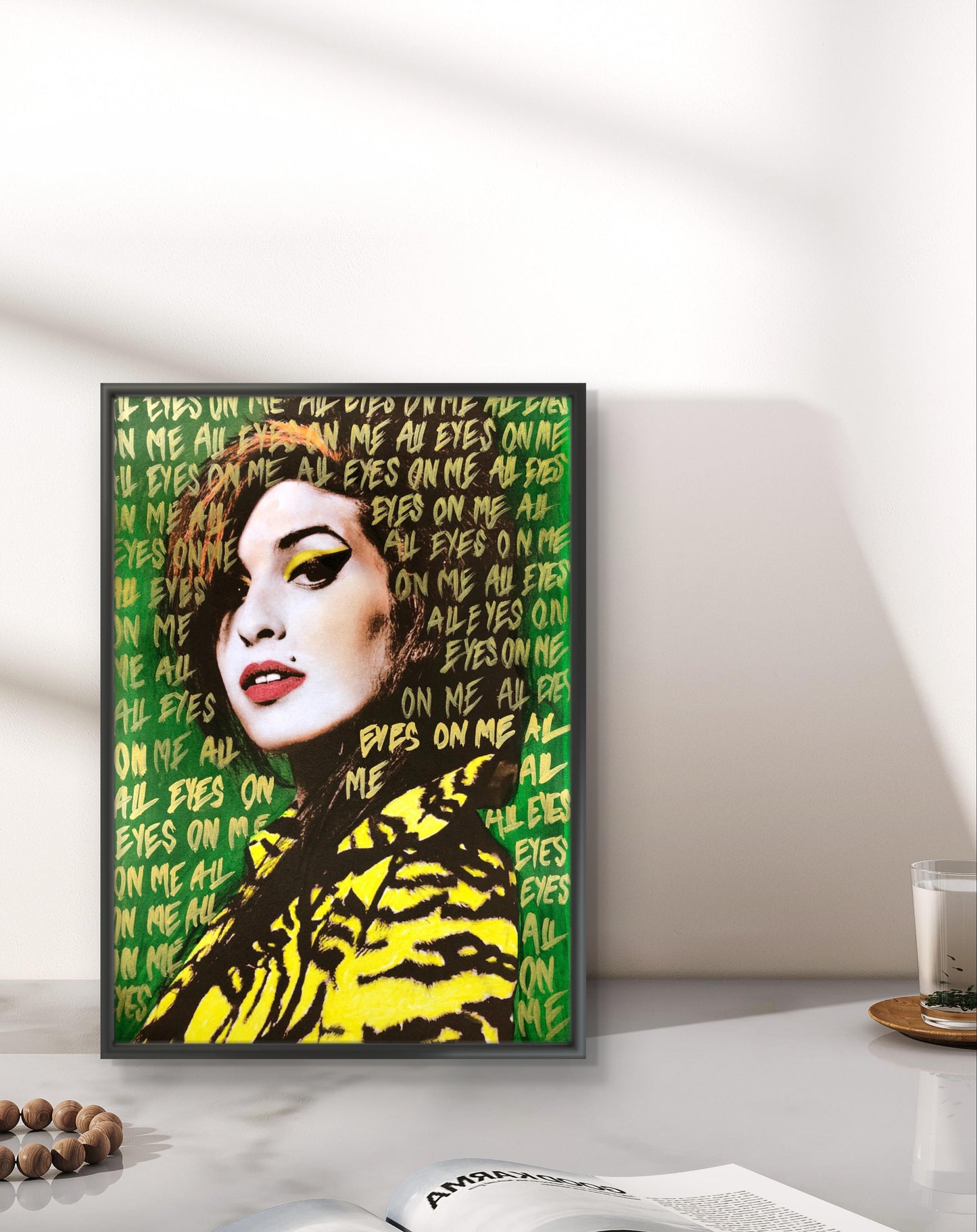Kunsttrykk av Pop Art kunstneren Fru Bugge. Heng et av dine idoler på veggen i pop art stil. Galleri2b hadde stor suksess med utstilingen Bank & Larsen med Fru Bugge i bagasjen i samarbied med Ronny Bank, Fru Bugge og Rino Larsen