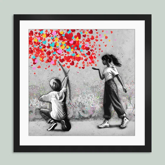 Cupid av Rino Larsen. Rammet inn i sort ramme. En jente blåser hjerter og en gutt skyter hjertene med piler