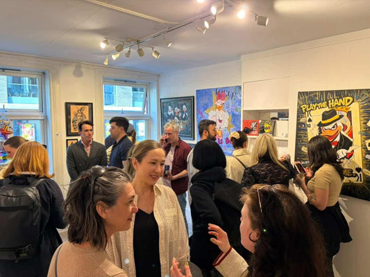 Fullsatt galleri under kunstutstillingen EXPOSED i Oslo med besøkende og kunst på veggene. delta på kunstutstilling i oslo 