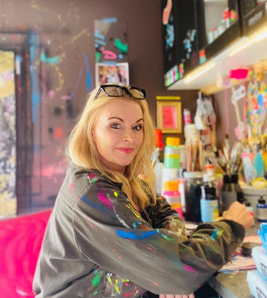  Dronningen av popart møter publikum på nært hold i Lillestrøm Fru Bugge i samtale med besøkende under den eksklusive kunstkvelde