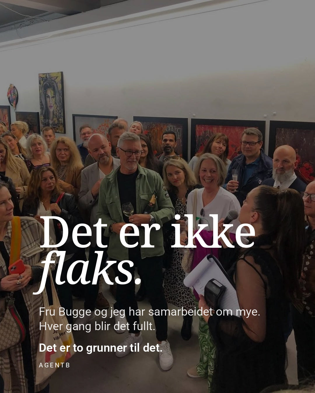 Fullt hus på en kunstutstilling