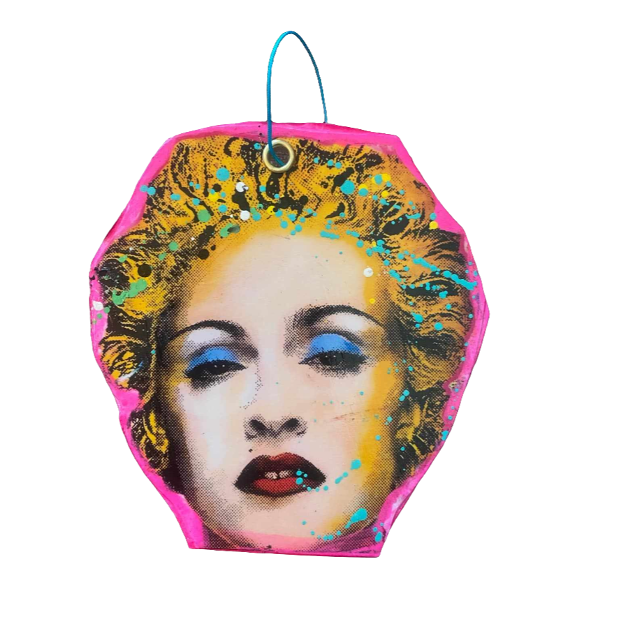 Juletrepynt av Fru Bugge i popart stil. Motiv av Madonna