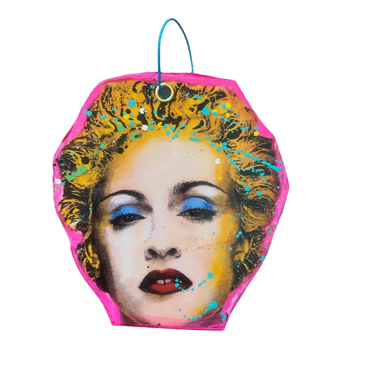 Juletrepynt av Fru Bugge i popart stil. Motiv av Madonna