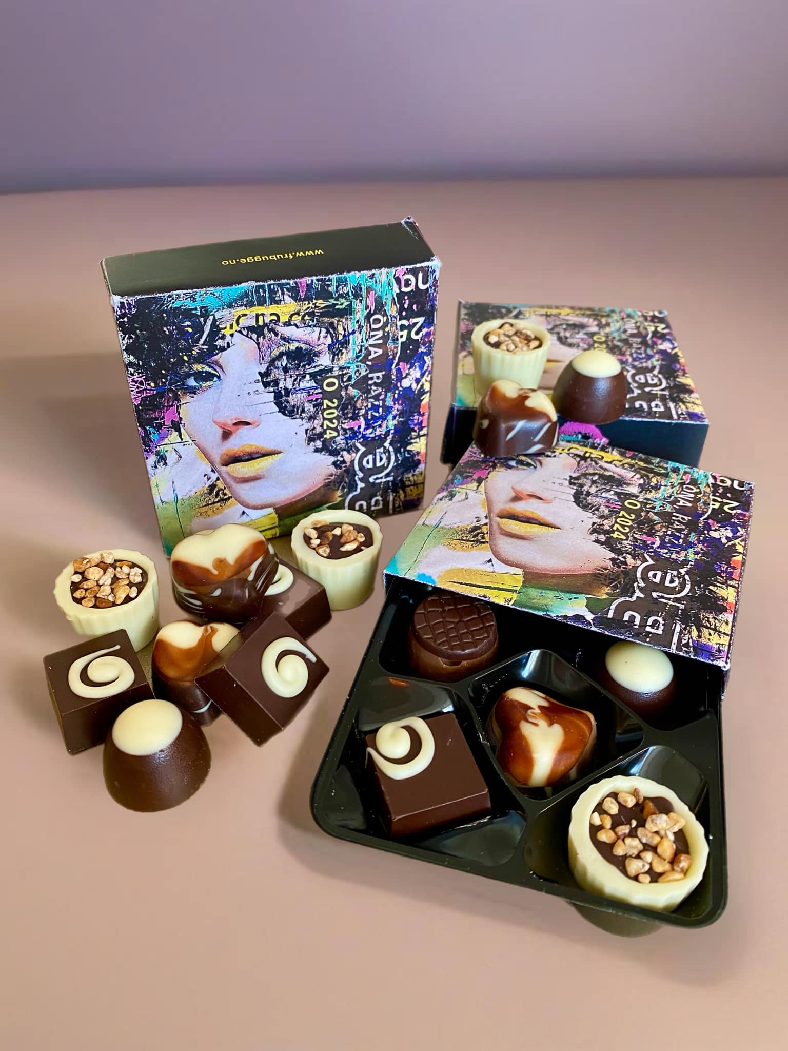 Bilde av Fru Bugge sjokolade laget av Fru Bugge, popart kunst fra Galleri2b