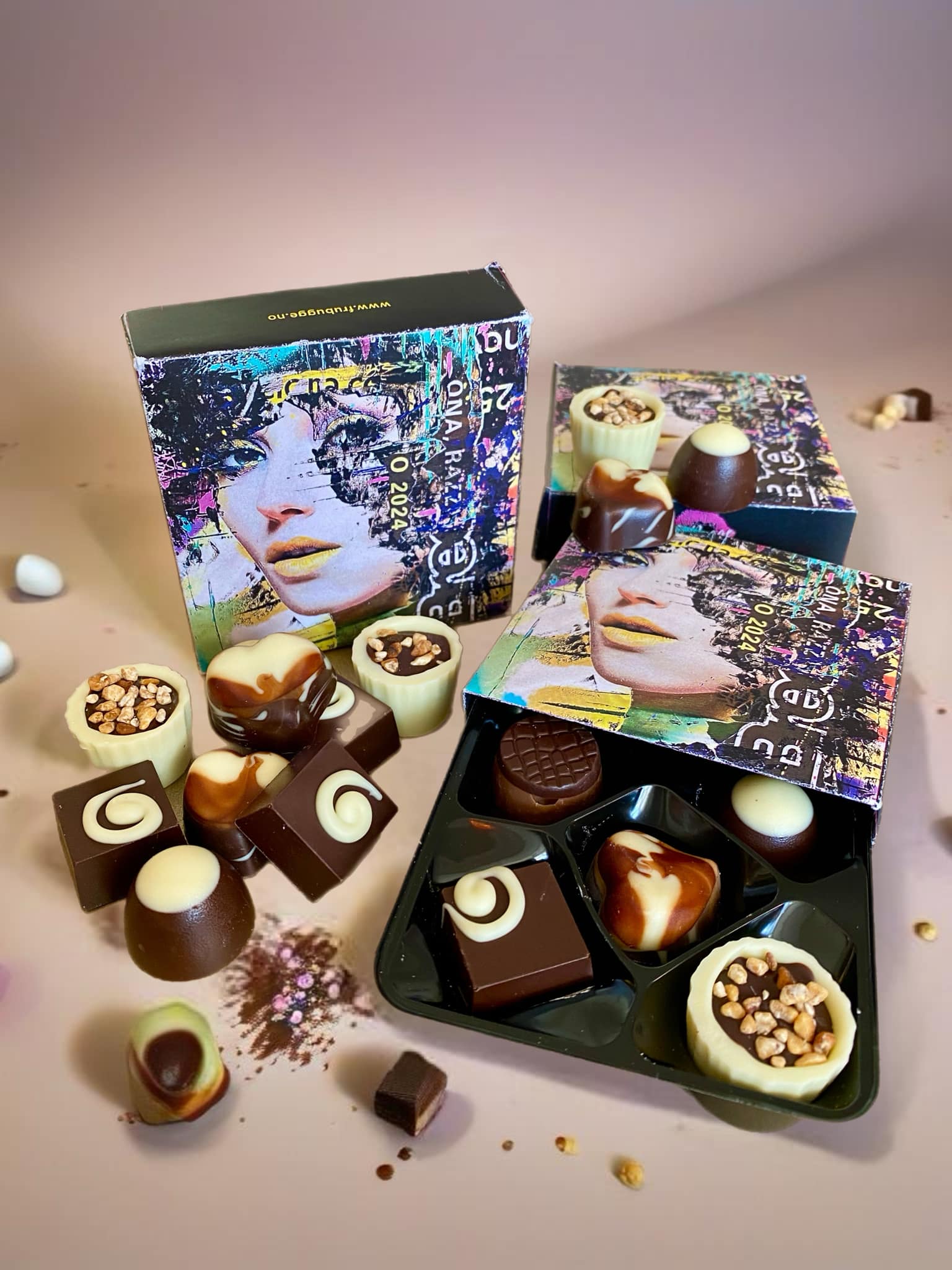 Bilde av Fru Bugge sjokolade laget av Fru Bugge, popart kunst fra Galleri2b